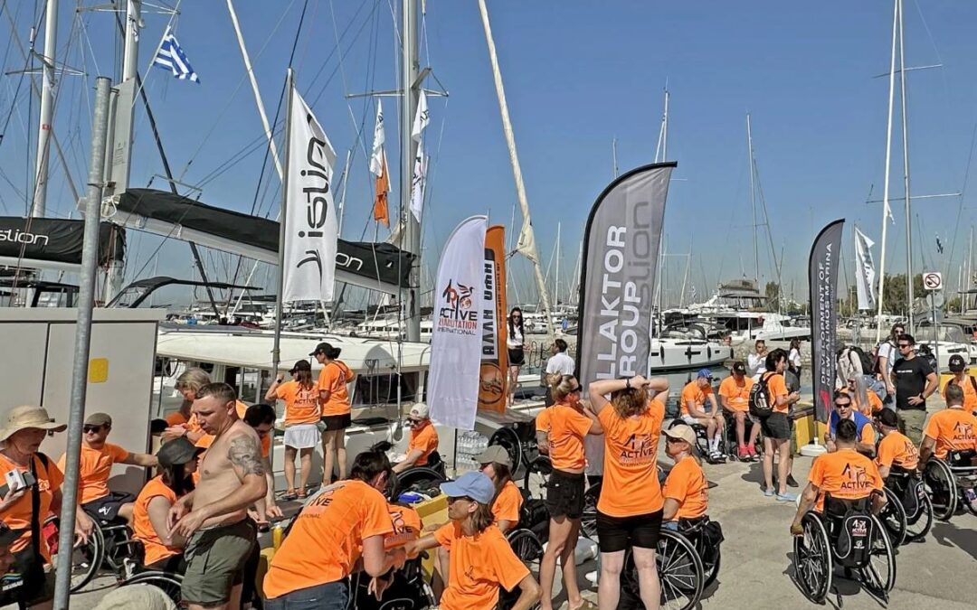 Wheelchairs on Board – Για πρώτη φορά στην Ελλάδα, άτομα με κινητική αναπηρία επιβιβάστηκαν με ειδική ράμπα σε ιστιοπλοϊκό σκάφος